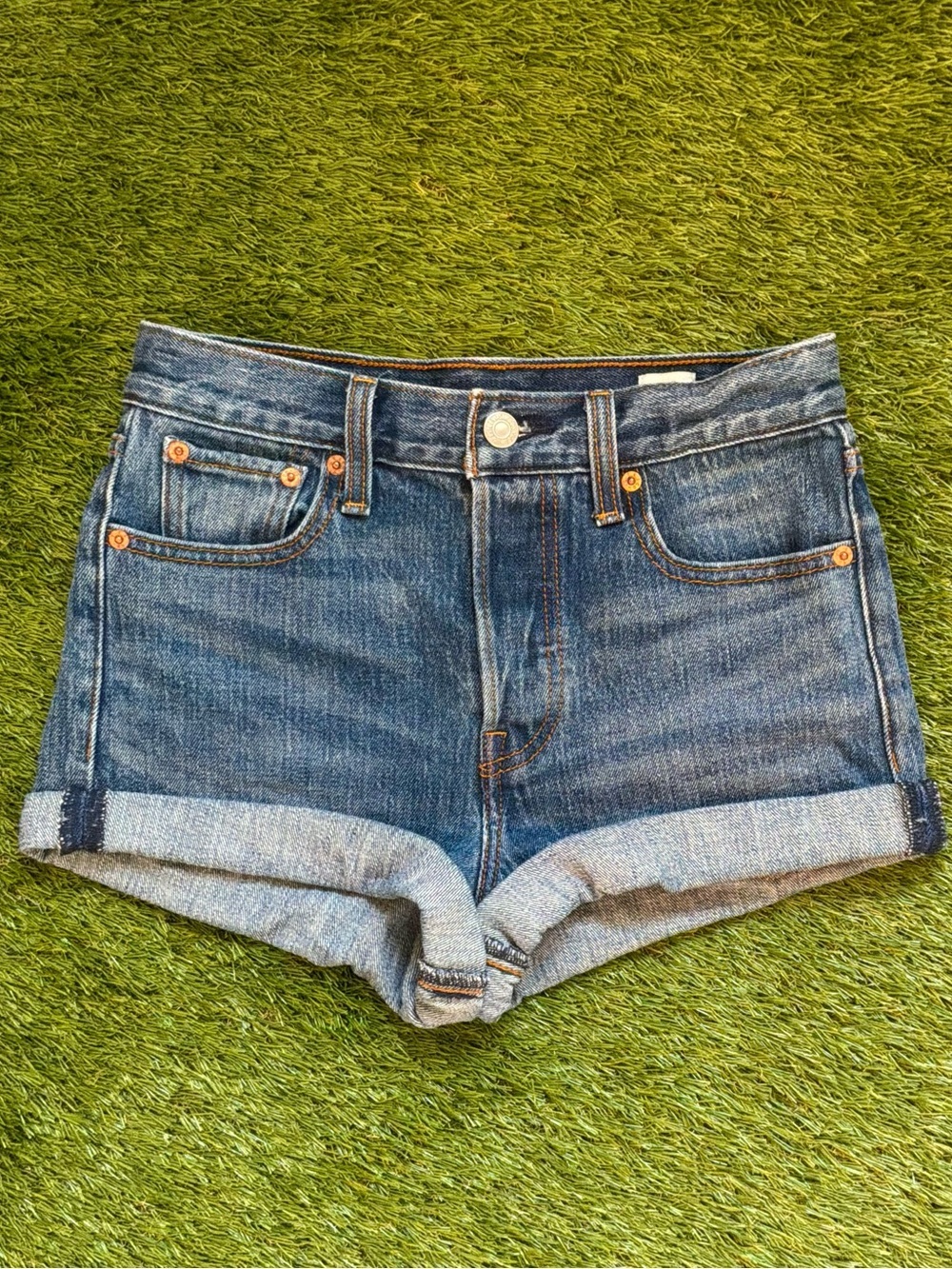 Levi’s White Oak Cone Denim High Rise Cuffed Shorts Size 26